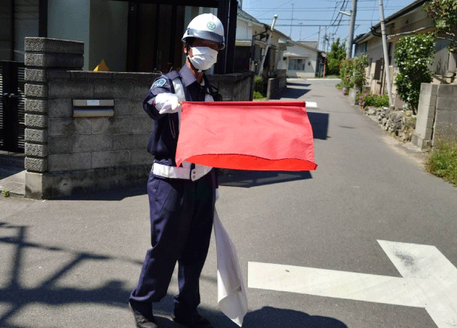 手旗等で歩行者や通行車両の安全を守ります