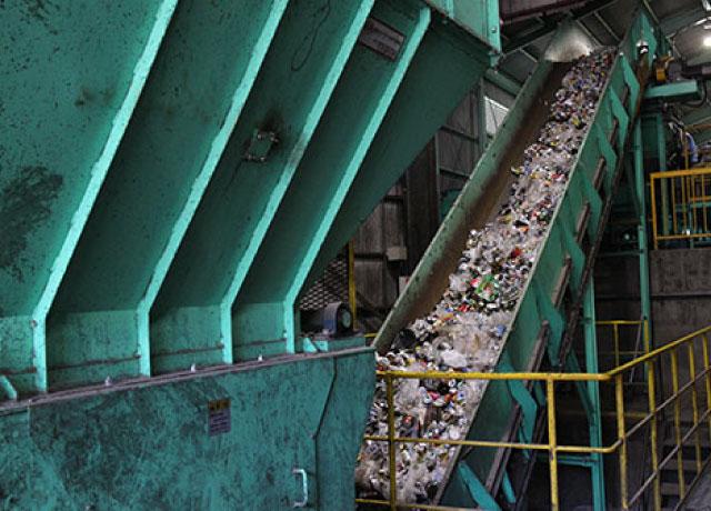 流れてくるプラスチックなどを分けるだけ！