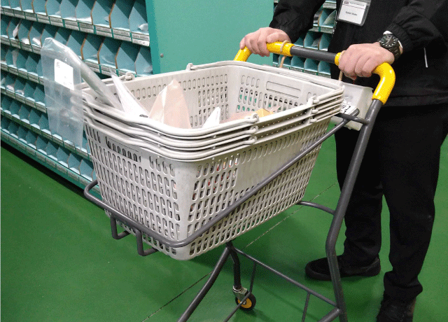 部品を「ポンポン」カゴ等に入れていきます