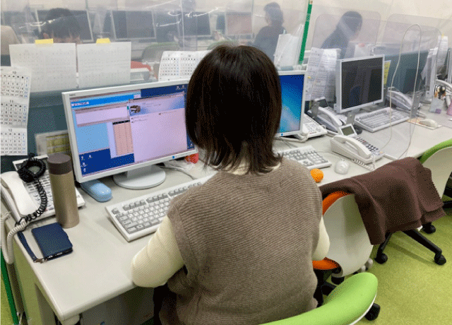 PCでのデータ入力中心。電話応対は少なめ