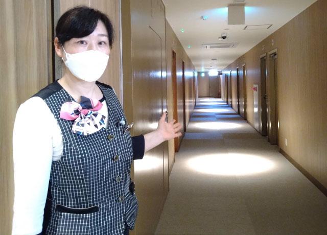 お客様に施設内の説明・案内をすることも。