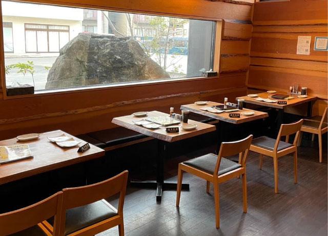 和モダンな落ち着いた雰囲気の店内