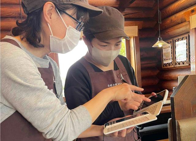 オーダーはハンディで簡単♪先輩もサポート