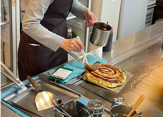たまにソースを塗るなど簡単な調理手伝いも