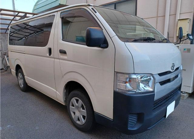 車の運転はなく、助手席に乗って巡回します