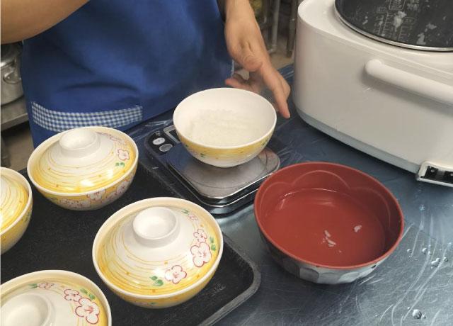 決まった分量のごはんを盛り付けます