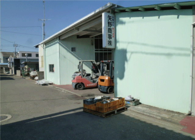 重量物はリフト等を使って作業を行います