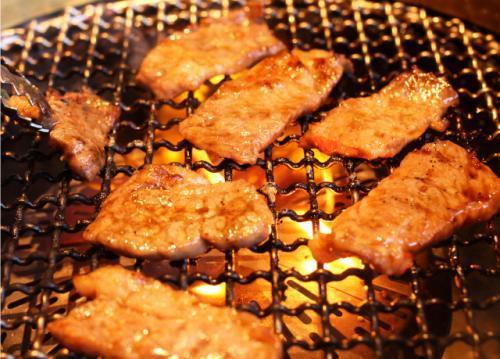 鬼29は、コンロではなくあえて炭でお肉を焼く本格派。とっても評判のお店です。